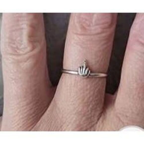 NWOT Adult Funny Silvertone Costume Ring Size 6 - Picture 1 of 5